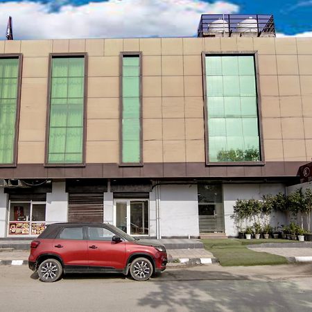 Hotel Silky Palace Near Igi Airportt Нью-Дели Экстерьер фото