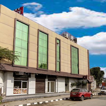 Hotel Silky Palace Near Igi Airportt Нью-Дели Экстерьер фото