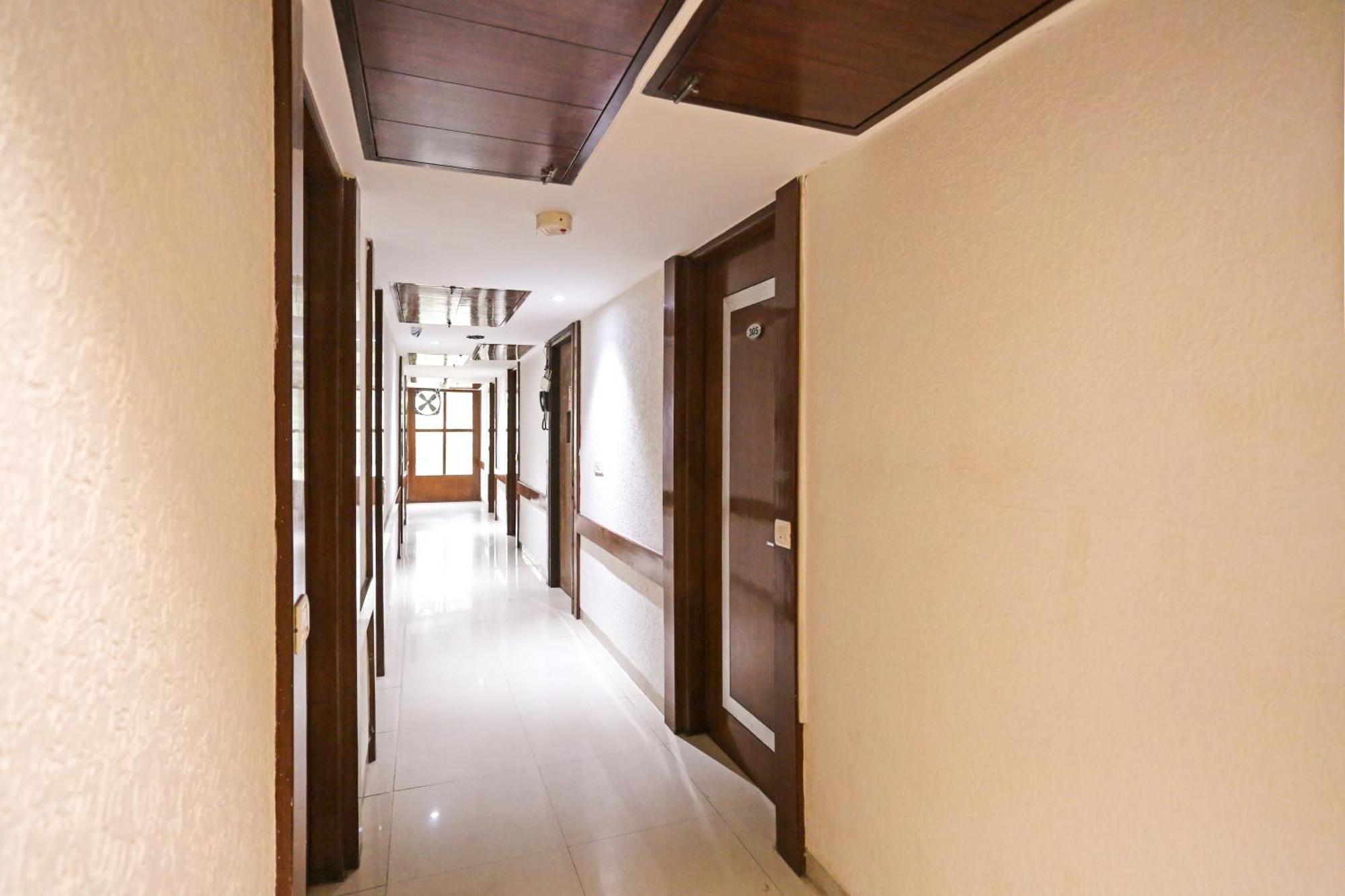 Hotel Silky Palace Near Igi Airportt Нью-Дели Экстерьер фото