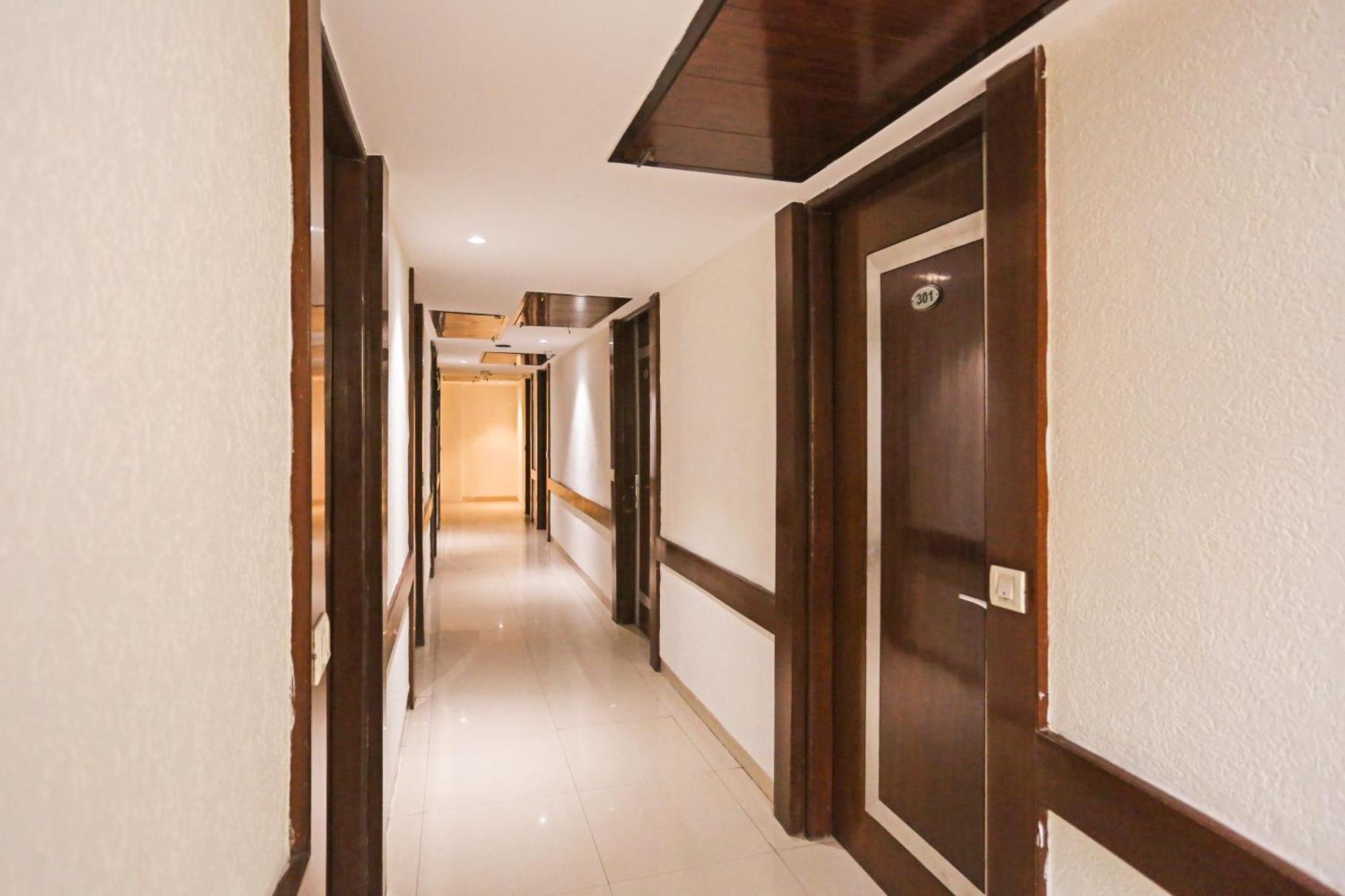 Hotel Silky Palace Near Igi Airportt Нью-Дели Экстерьер фото