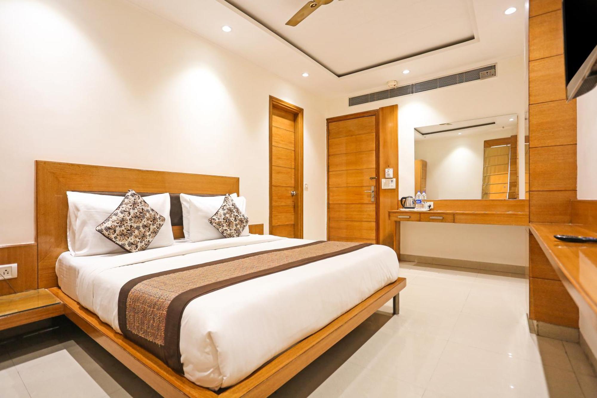 Hotel Silky Palace Near Igi Airportt Нью-Дели Экстерьер фото