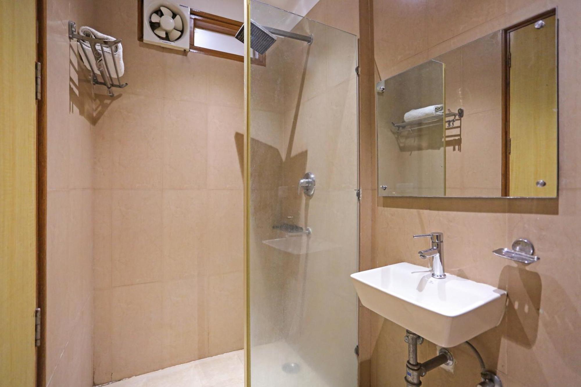 Hotel Silky Palace Near Igi Airportt Нью-Дели Экстерьер фото