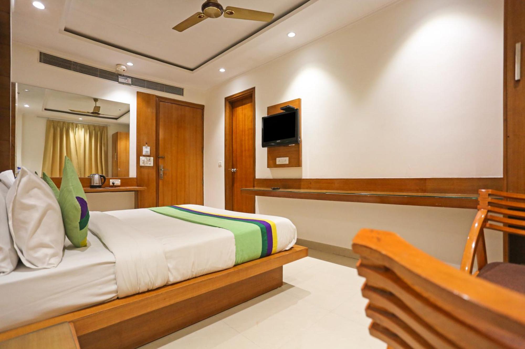Hotel Silky Palace Near Igi Airportt Нью-Дели Экстерьер фото