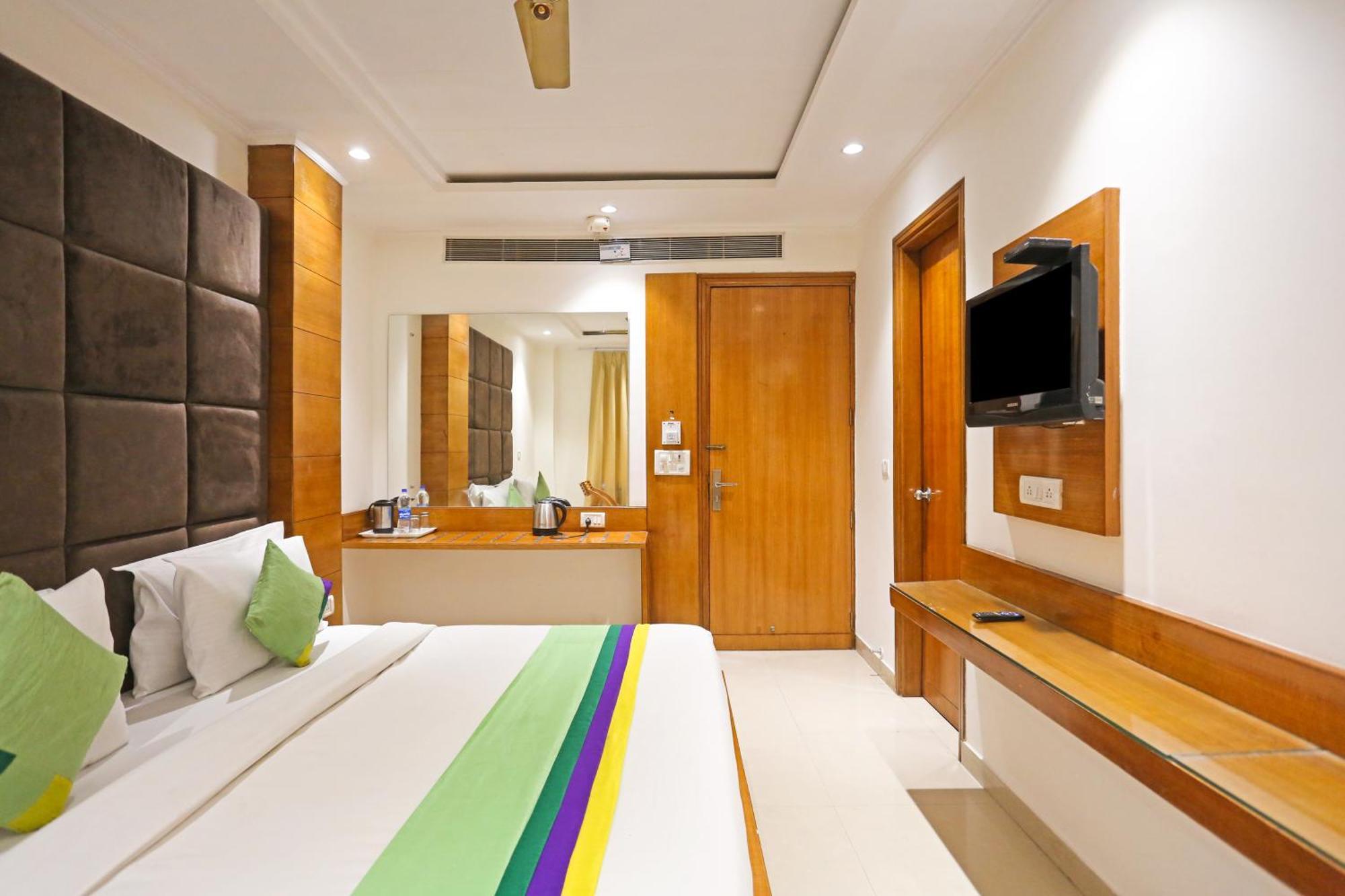 Hotel Silky Palace Near Igi Airportt Нью-Дели Экстерьер фото