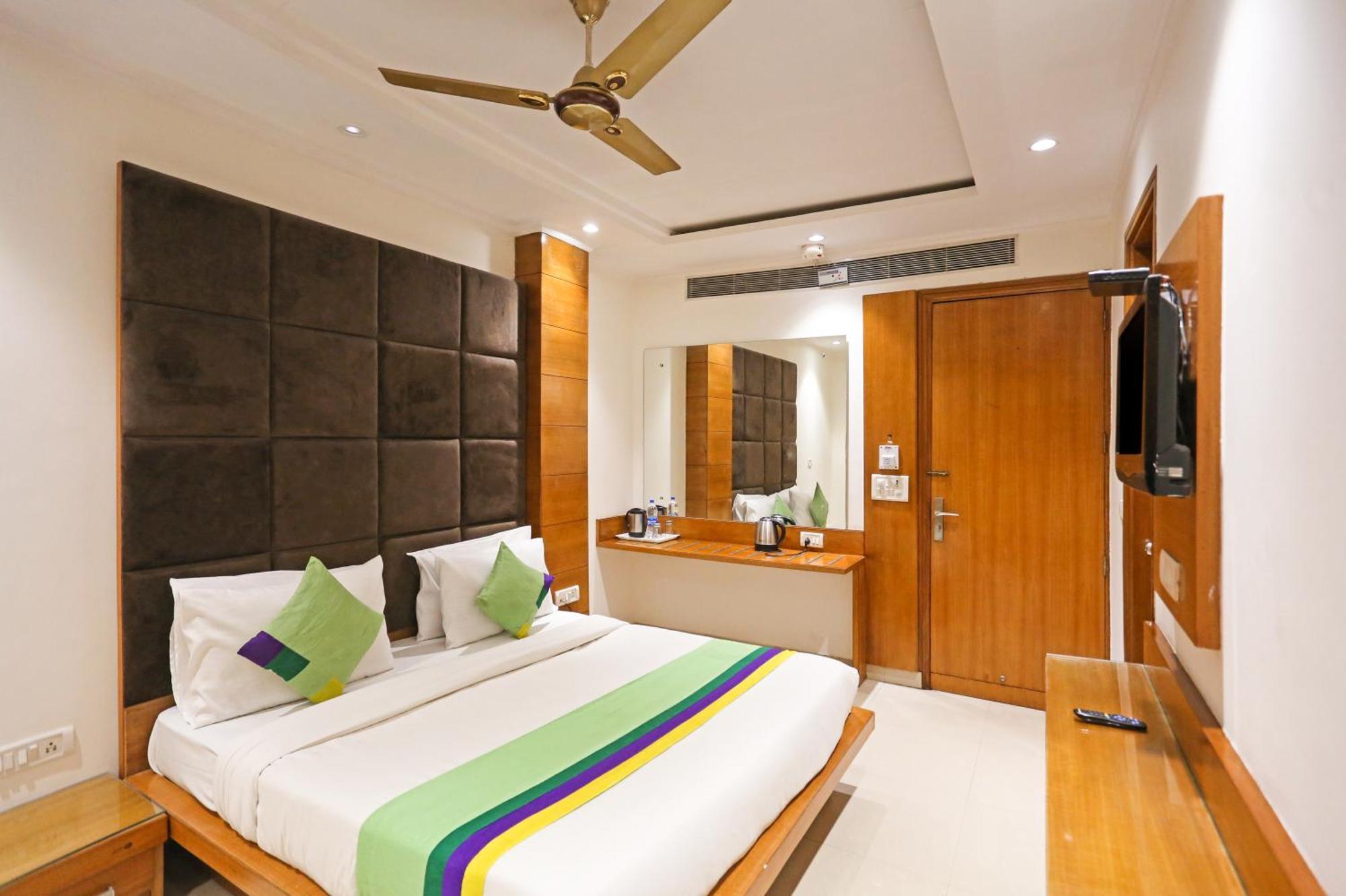 Hotel Silky Palace Near Igi Airportt Нью-Дели Экстерьер фото