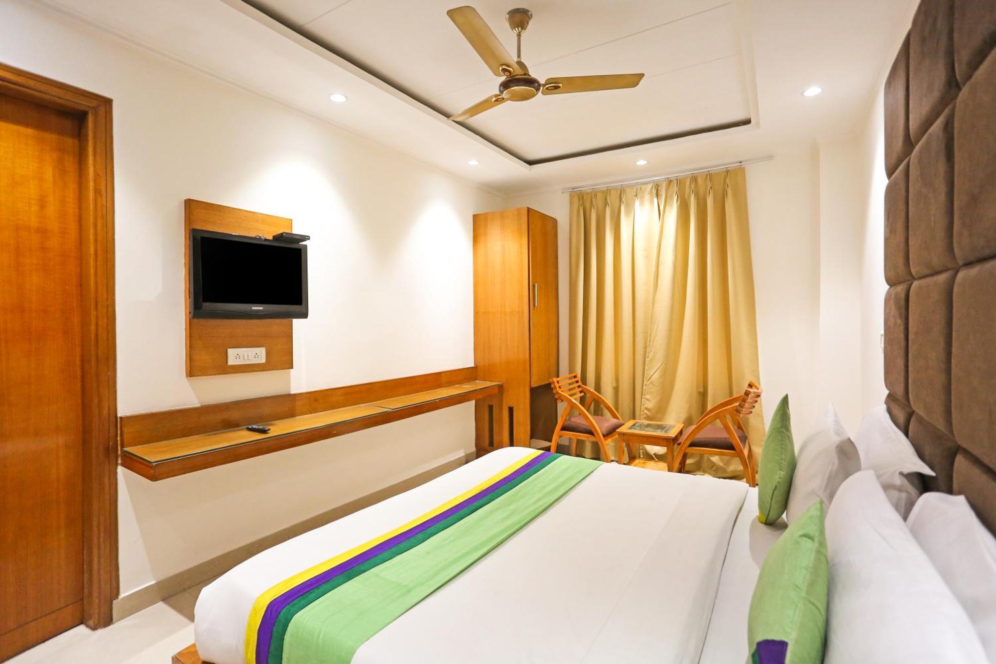 Hotel Silky Palace Near Igi Airportt Нью-Дели Экстерьер фото