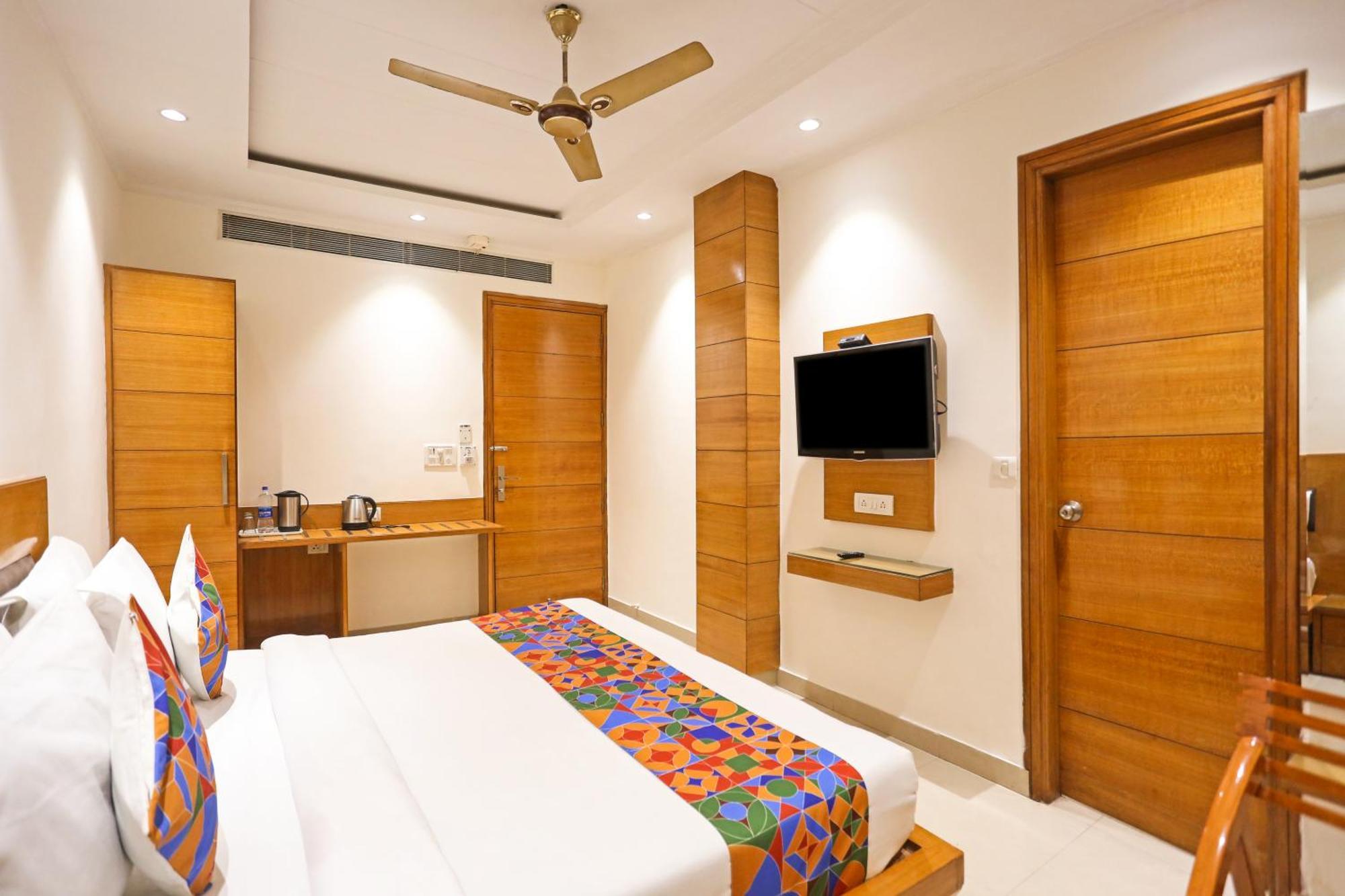 Hotel Silky Palace Near Igi Airportt Нью-Дели Экстерьер фото