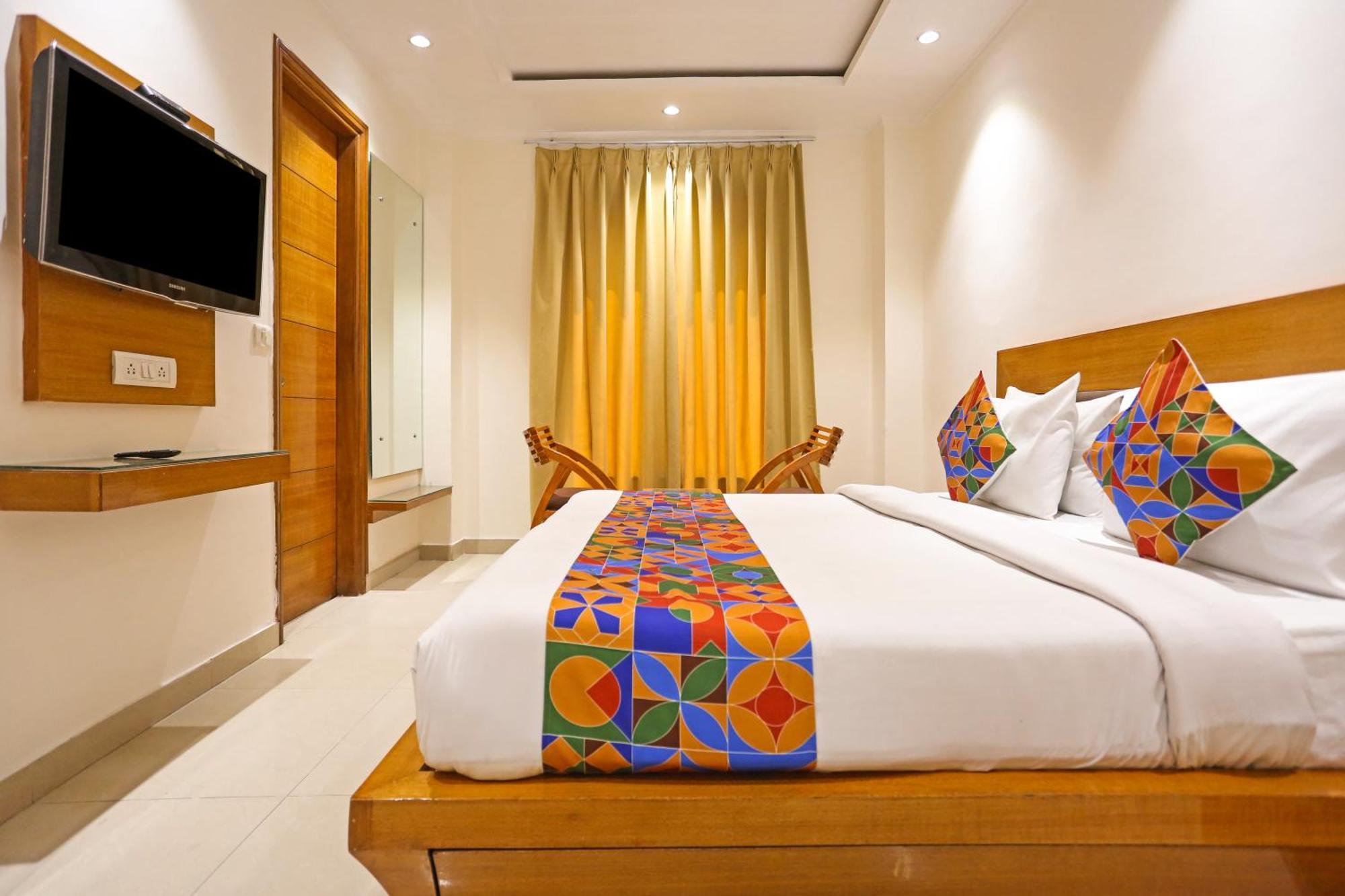 Hotel Silky Palace Near Igi Airportt Нью-Дели Экстерьер фото