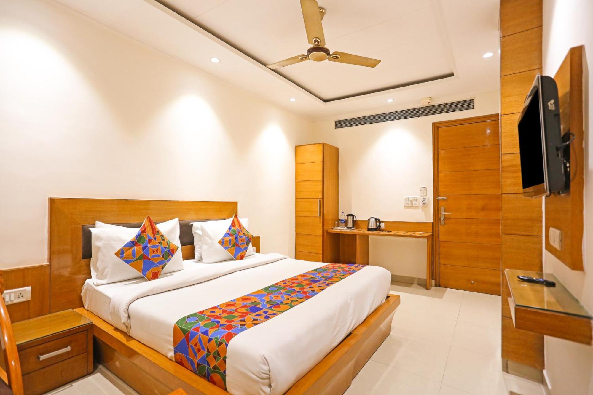 Hotel Silky Palace Near Igi Airportt Нью-Дели Экстерьер фото