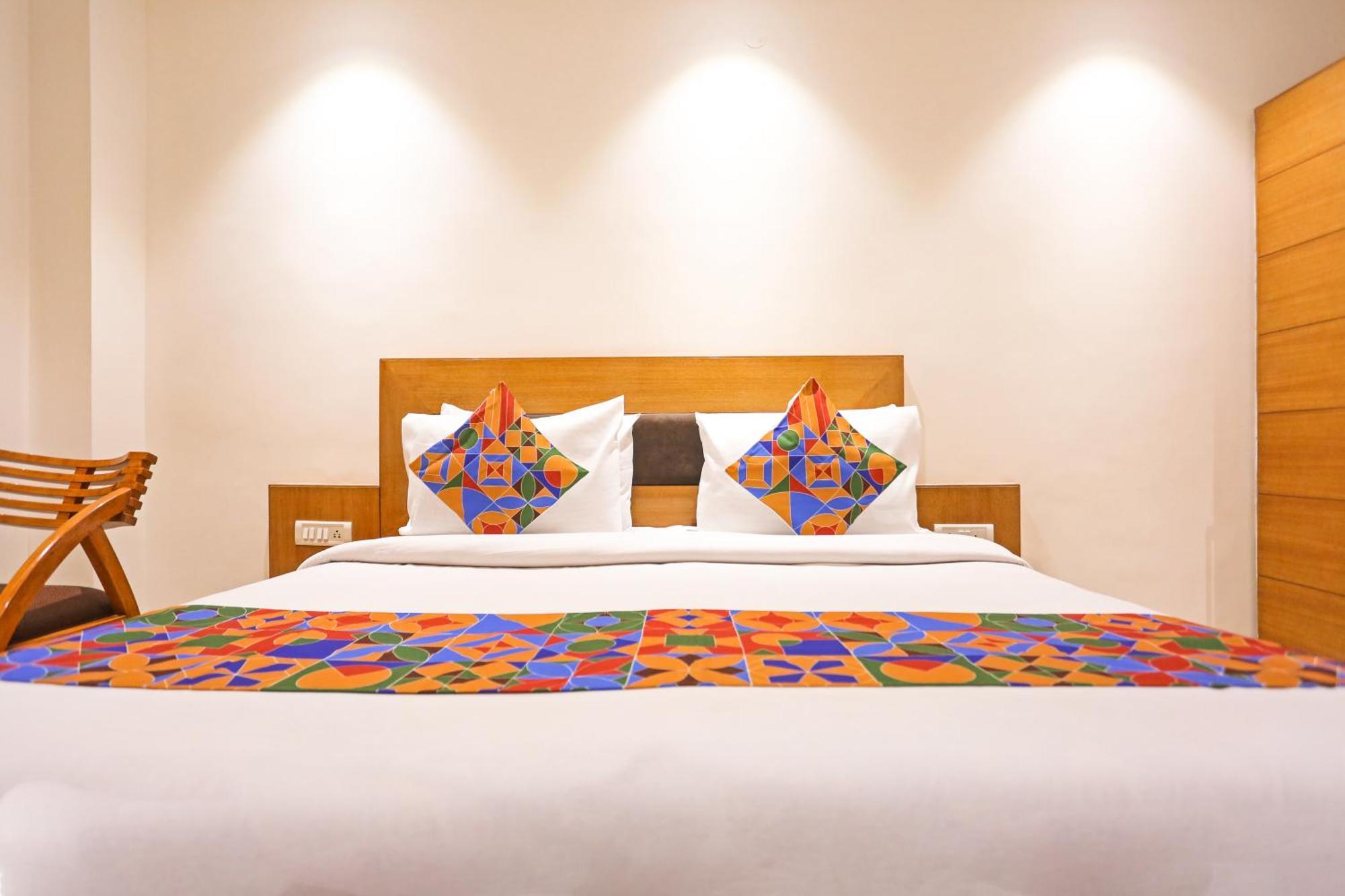 Hotel Silky Palace Near Igi Airportt Нью-Дели Экстерьер фото